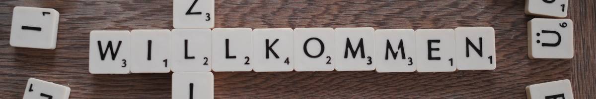 Spielsteine mit dem Schriftzug Willkommen